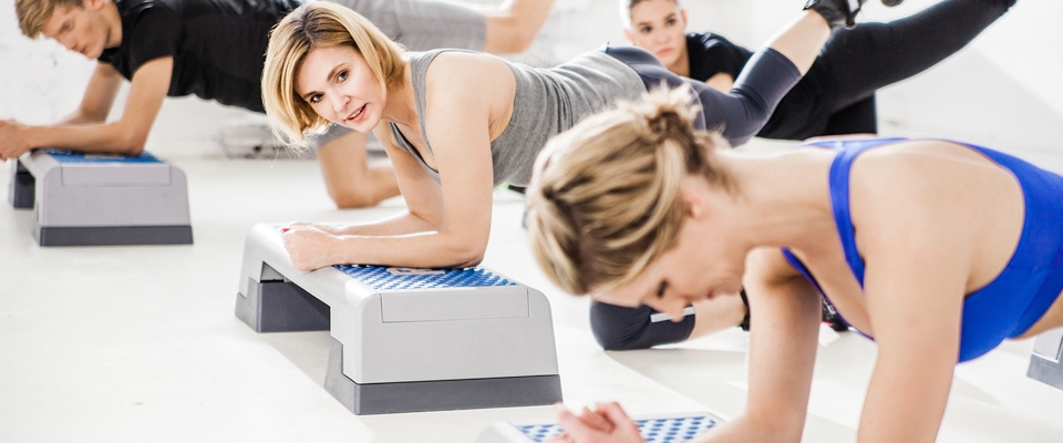 indoor workout group woman step | Holmes Place